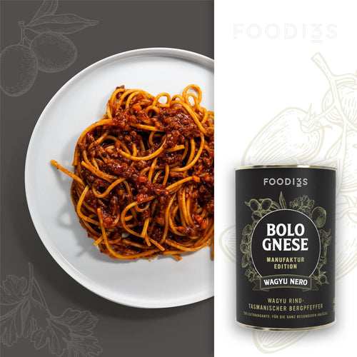Bolognese Wagyu Nero: bord met lange pasta en Bolognese, ernaast het zwarte blik