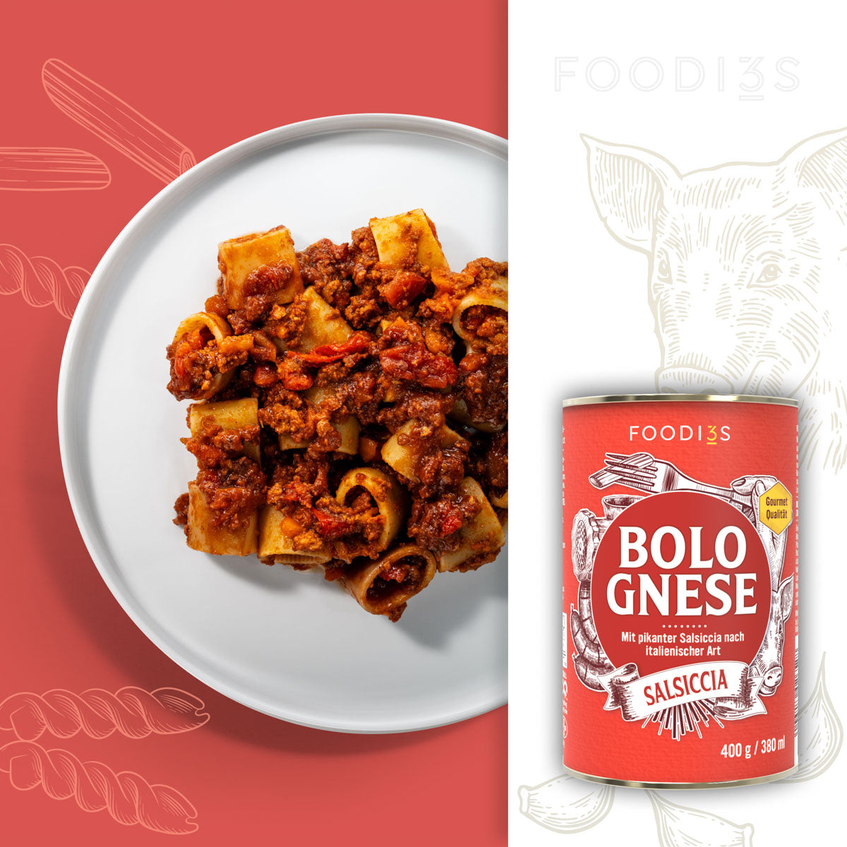 Bolognese Salsiccia: bord met korte buisvormige pasta en Bolognese, ernaast het rode blik