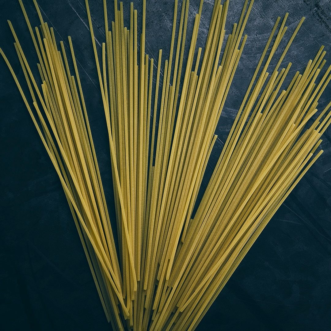 Rohe Spaghetti auf dunklem Stein
